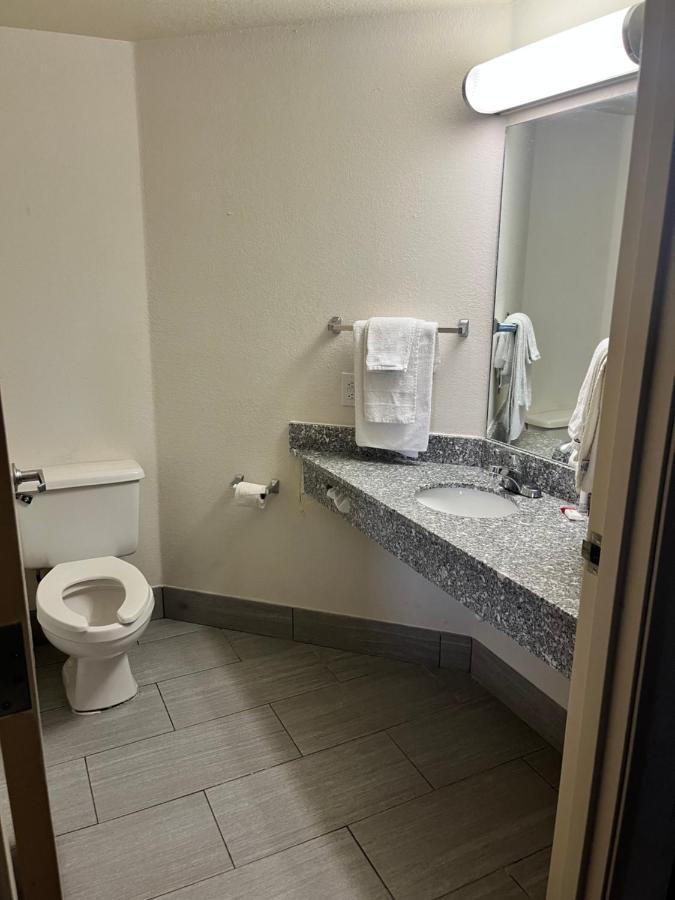 Howard Johnson By Wyndham Tennessee Clarksville